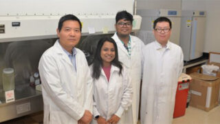 DR。魏太阳和他的团队在他的实验室里代表一张照片