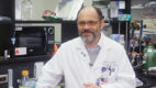 DR。阿里尔·贾托维奇（Ariel Jaitovich）在奥尔巴尼医学院的实验室里，在那里研究长期的covid。