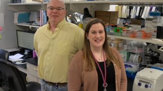 Karsten Hazlett，PhD和Lauren Cowen Shoudy的群体图片，他们正在研究一种潜在的新疫苗的Tularemia